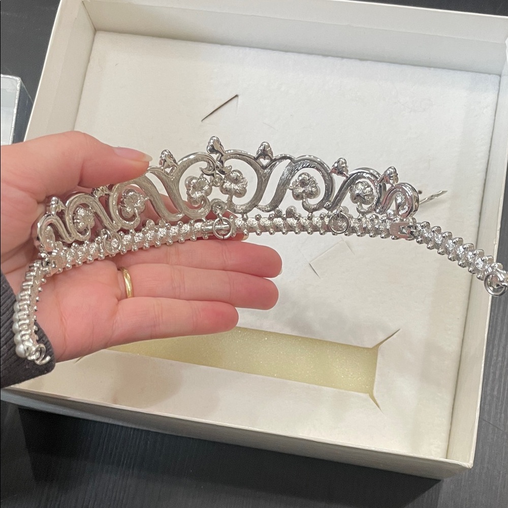 Swarovski crystal and pearl tiara - Picture 8 of 9
